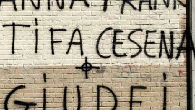 La scritta incriminata sul muro esterno dello stadio di calcio «Romeo Neri»
