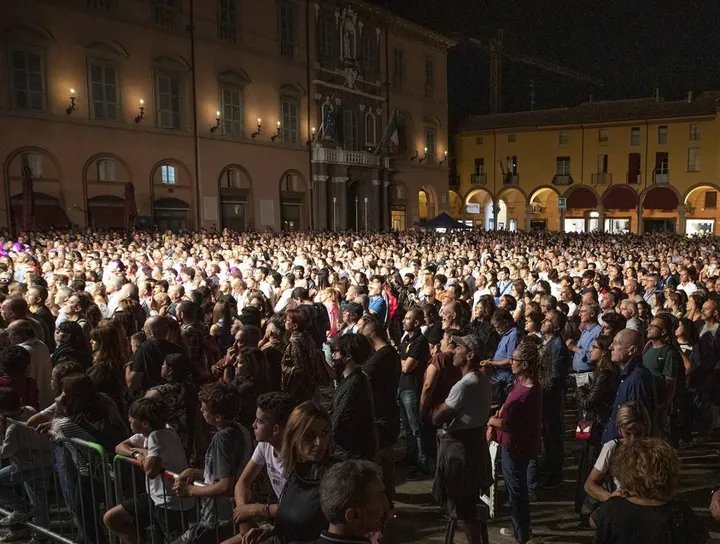 Piazza Matteotti piena per il concerto di Giusy Ferreri (nel riquadro): la cantante ieri sera ha entusiasmato i fan