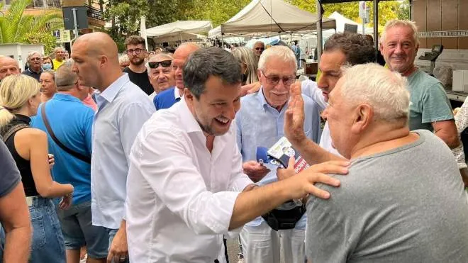Il leader della Lega Matteo Salvini ha visitato il mercato di Cattolica ieri