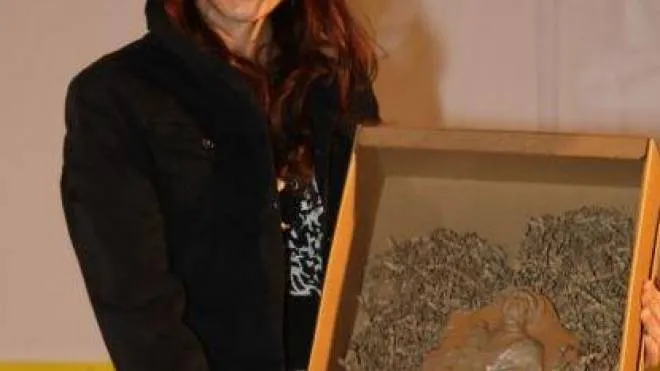Michelle Lamieri con la formella in terracotta simbolo del premio ‘Castellana dell’anno’