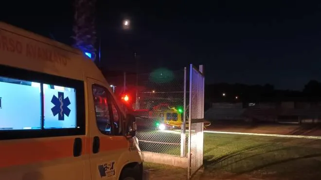 L’ambulanza e l’elisoccorso atterrato per trasportare l’anziano ferito all’ospedale regionale di Torrette