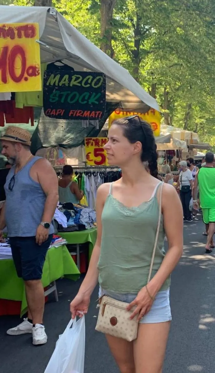 Una ragazza al mercato