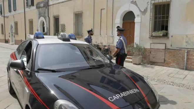 I carabinieri ieri in via XX settembre a Cervia (foto Corelli)