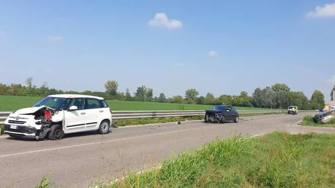Le auto incidentate ieri in via Vignolese