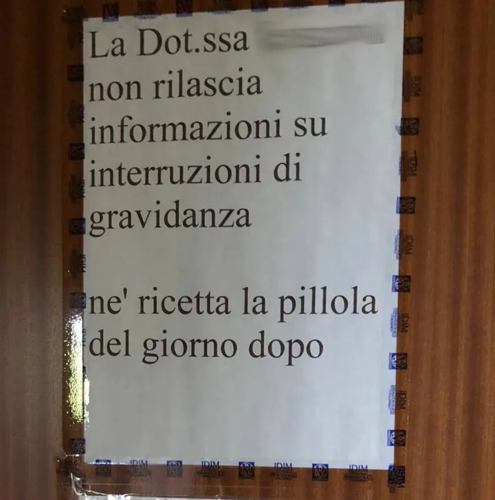 Il cartello sulla porta del medico di base
