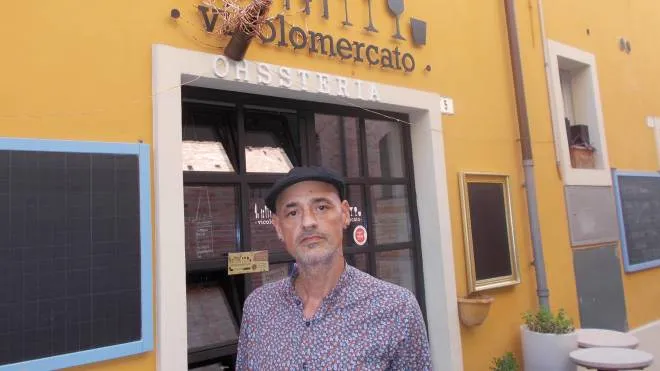 Roberto Rotundo, 37 anni, dal 2016 gestisce l’«Ohssteria Vicolomercato» a Savignano