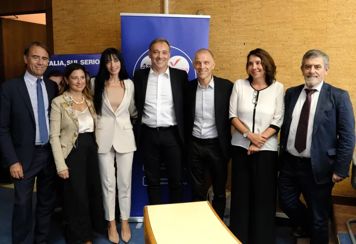 Matteo Richetti (al centro) con i candidati di Azione
