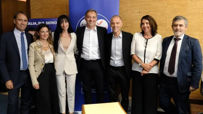 Matteo Richetti (al centro) con i candidati di Azione