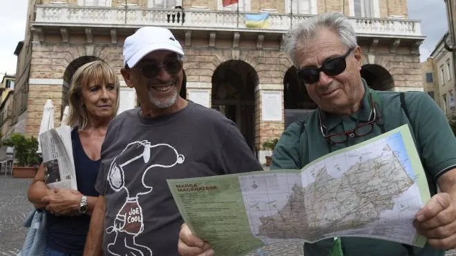 Turisti studiano la cartina della città in piazza della Libertà (foto Pierpaolo Calavita)