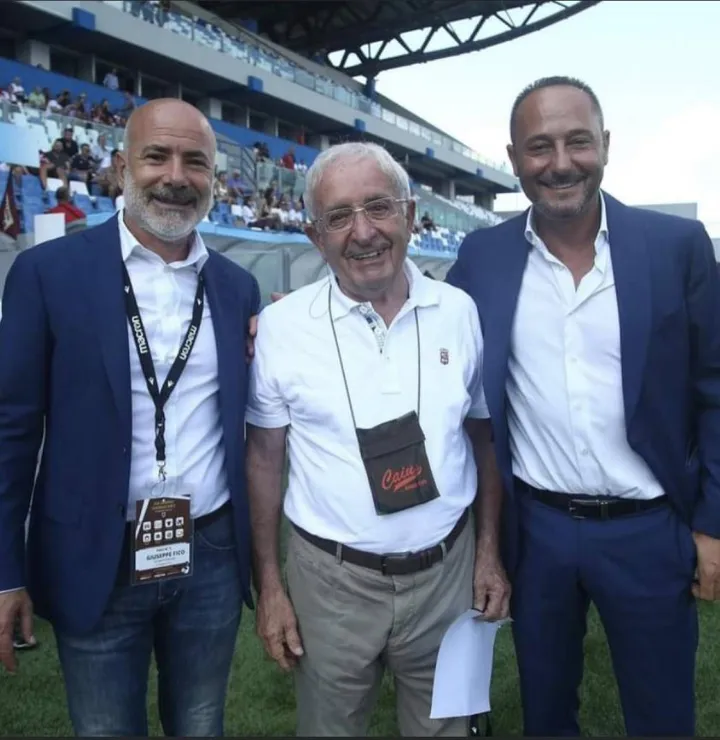 Giuseppe Fico, a sinistra, con il patron Amadei e il presidente Salerno