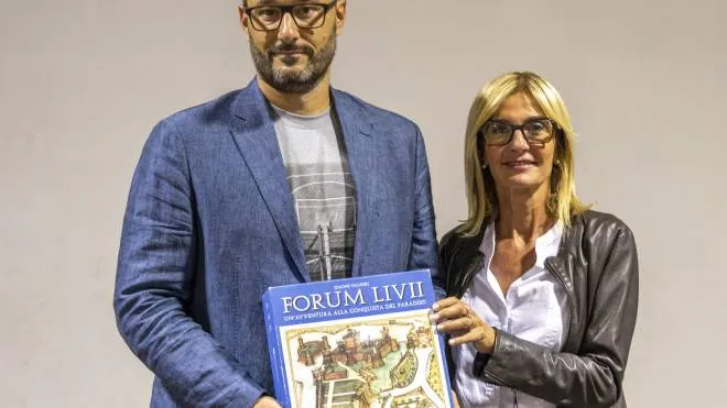 L’ideatore del gioco ‘Forum Livii’ Simone Valmori e l’assessora Paola Casara