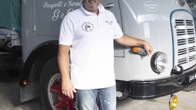 Giuseppe Nicoloso, dell’azienda di trasporti G&amp;G, e uno dei suoi camion d’epoca restaurati
