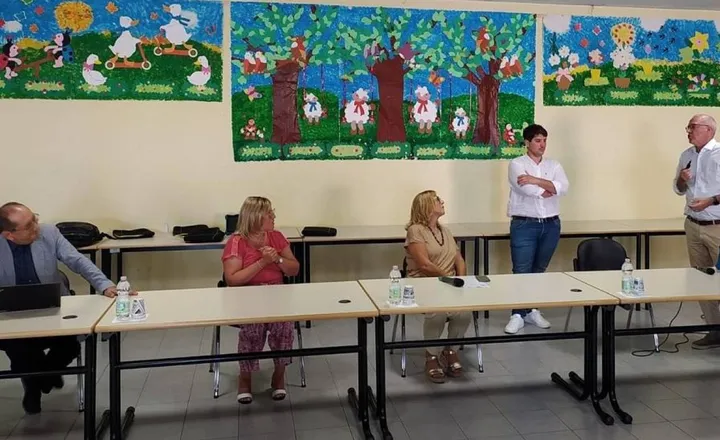 La sindaca Angela Barbieri insieme al funzionario regionale Massimo Trojani e al dirigente scolastico della scuola primaria Olimpia, Filomena Greco