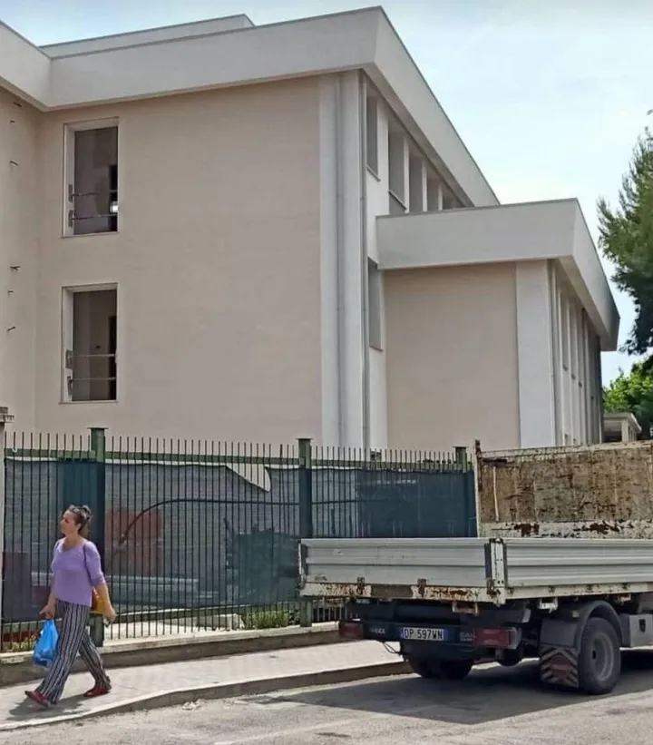 Il plesso ‘Manzoni’ di via Ferri chiuso dal 2021 per lavori di adeguamento sismico