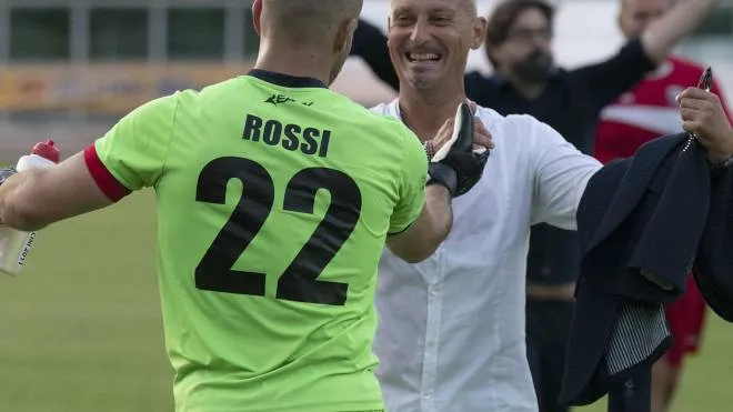 Mister Mauro Antonioli abbraccia Gian Maria Rossi dopo il successo (Isolapress)