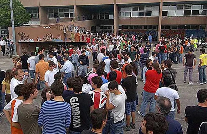 Un gruppo di studenti davanti al Campus scolastico