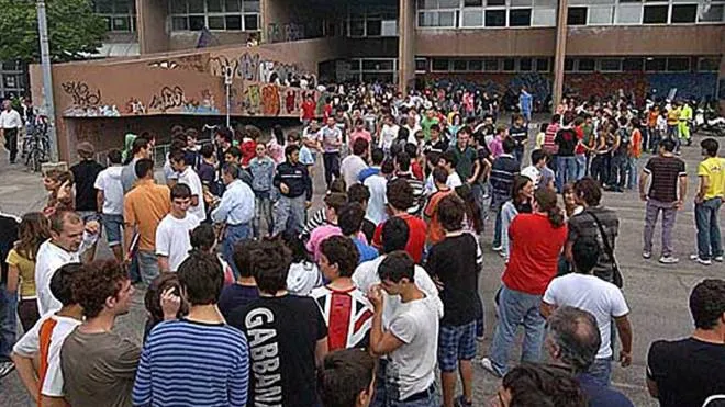 Un gruppo di studenti davanti al Campus scolastico