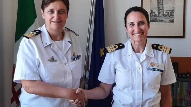 La stretta di mano tra chi va e chi viene: a destra Barbara Magro, a sinistra la nuova comandante Caudia Di Lucca,. che arriva dalla Capitaneria di porto di Siracusa