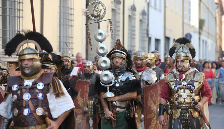 La sfilata dei soldati romani dell’edizione del 2018 (Foto Zani)