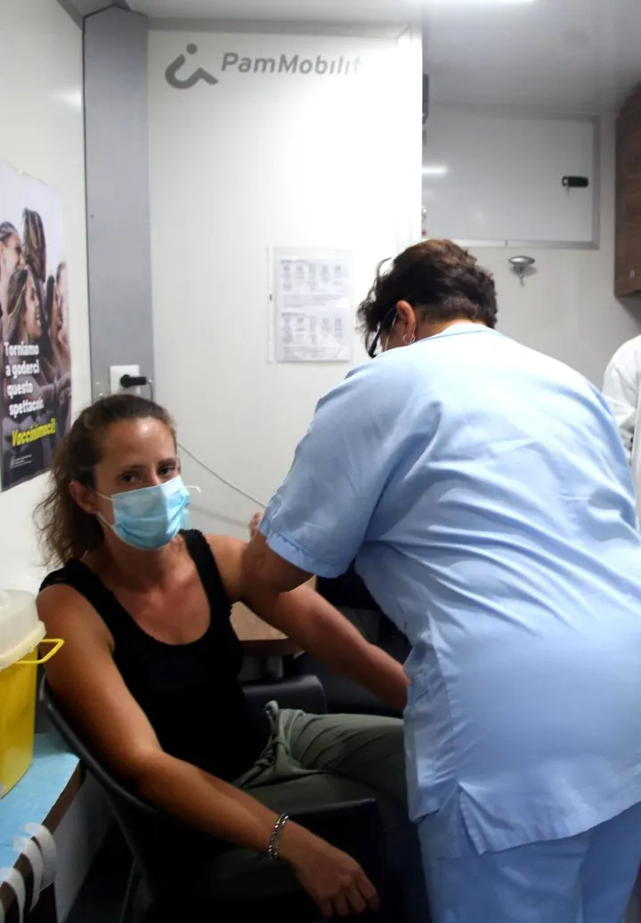 Una vaccinazione in corso: si attende l’ok per via Toscana