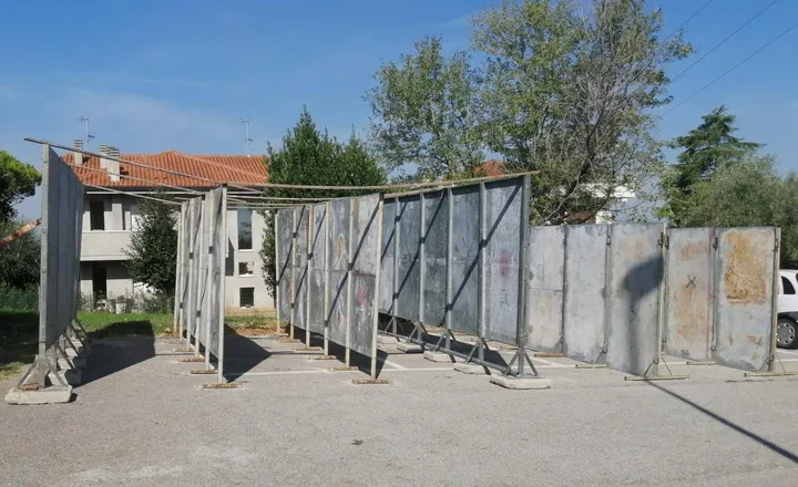 Le plance elettorali posizionate a Sant’Andrea in Besanigo