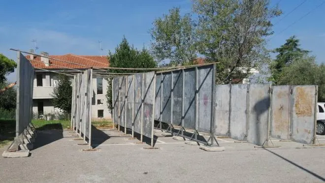 Le plance elettorali posizionate a Sant’Andrea in Besanigo