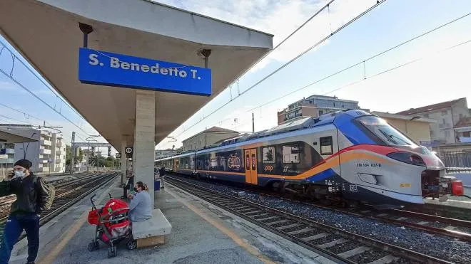 Nei piani di Rete Ferroviaria Italiana l’arretramento dei binari si fermerebbe prima di. Falconara