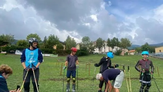 La preparazione prima della discesa sull’erba dei ragazzi che si sono allenati al campo estivo di Gaggio