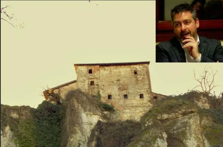 Il sindaco di Albinea, Nico Giberti, e sullo sfondo il castello di Borzano