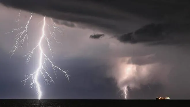 Uno spettacolo pirotecnico eccezionale, causato dal maltempo, visibile nei cieli del litorale romano, Ostia, 04 settembre 2022. ANSA/EMANUELE VALERI