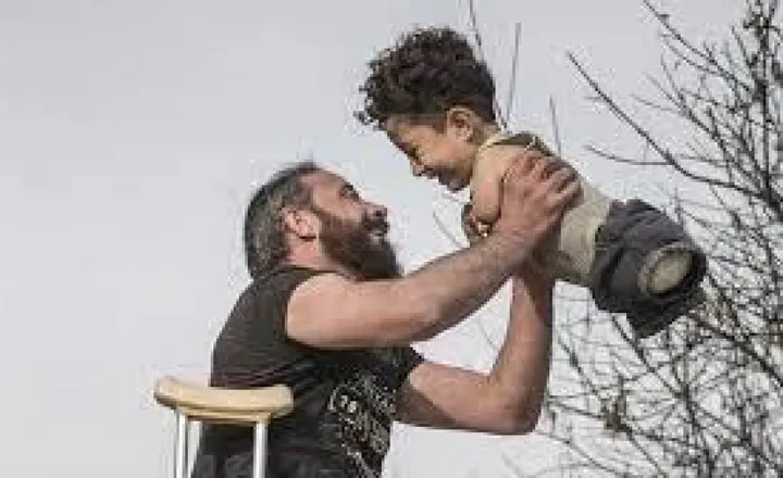 Mustafa con il padre Munzir, nella foto simbolo del dramma siriano