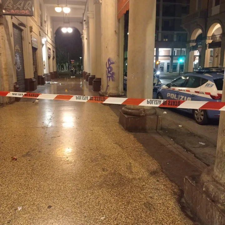 Via Mattei chiusa dalla polizia in seguito alla rissa scoppiata tra due uomini nella notte di martedì