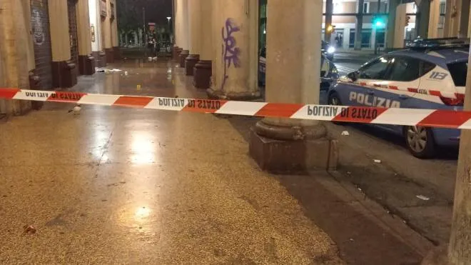 Via Mattei chiusa dalla polizia in seguito alla rissa scoppiata tra due uomini nella notte di martedì