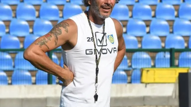 Alessandro Dal Canto, 47 anni, tecnico della Carrarese durante un allenamento