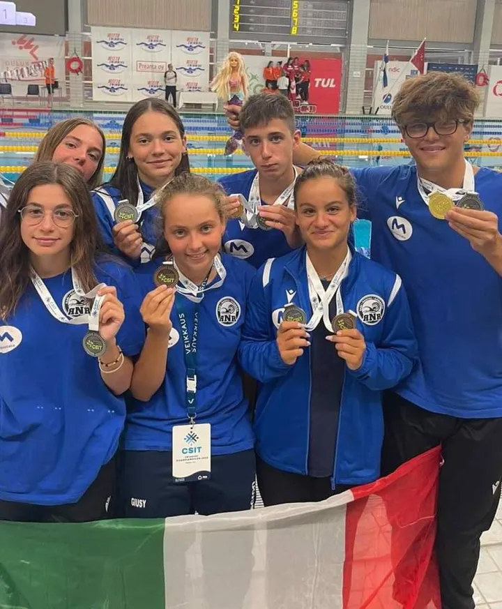 I nuotatori della Rari Nantes Romagna in vasca coi colori azzurri in Finlandia