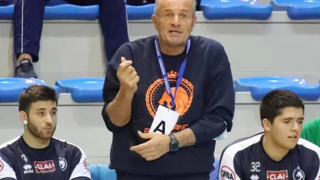 L’allenatore Domenico Tassinari, 65 anni, durante una partita (Isolapress)