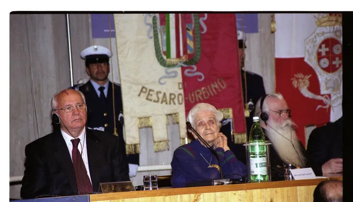 Gorbaciov a Urbino nel 2001. Lo ricorda anche il professor Coccioni
