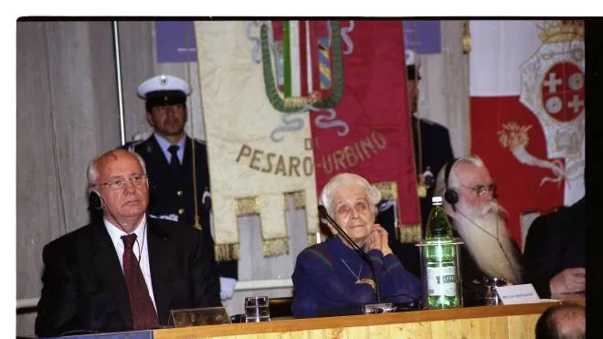 Gorbaciov a Urbino nel 2001. Lo ricorda anche il professor Coccioni