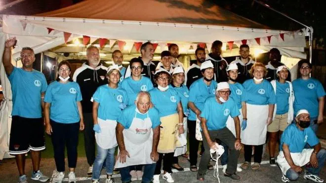 Il gruppo dei volontari della Polisportiva San Carlo che gestiscono la gastronomia