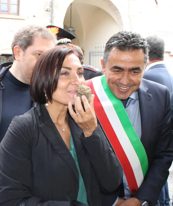 Una precedente Fiera del Tartufo di Apecchio, con. l’ex sottosegretaria Morani e il sindaco Nicolucci