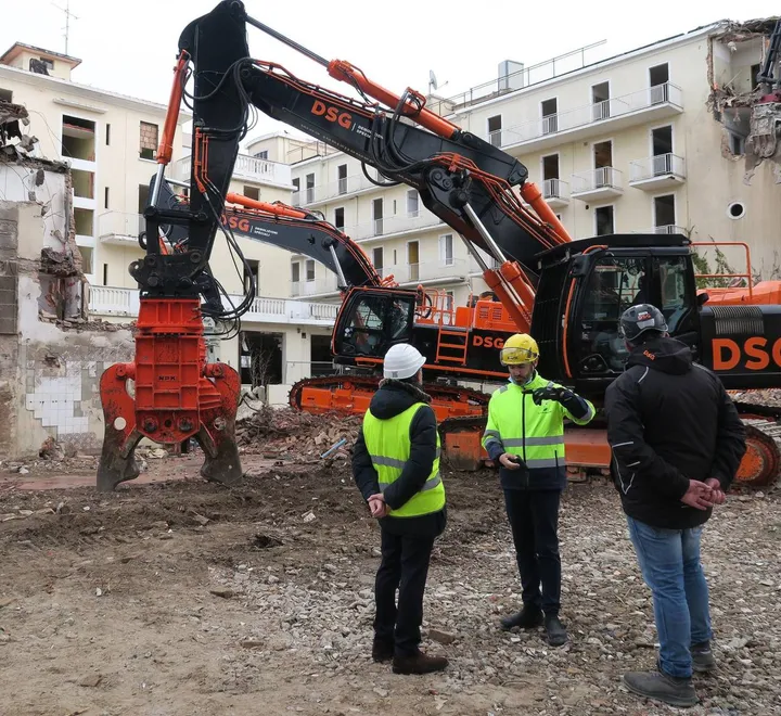 La demolizione dello storico hotel Vienna a Riccione