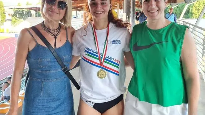 Giulia Guarriello, prima sui 100 metri ad ostacoli a Modena,. tra i due tecnici Loredana Riccardi ed Emanuela Panini