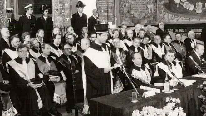 La cerimonia all’Archiginnasio del 28 aprile 1987: qui sopra, l’ex rettore Roversi-Monaco alla sinistra di Carlo III (foto dall’archivio storico dell’Unibo)