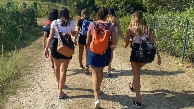 Un gruppo di ragazze al Trat-Tour–Oriolo in vigna