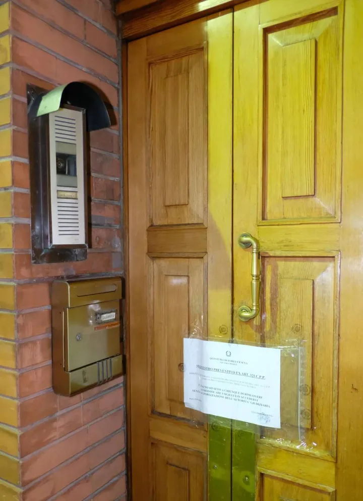 I sigilli posti dalla polizia all’abitazione del ‘santone’ Mario Guerrini a Forlì