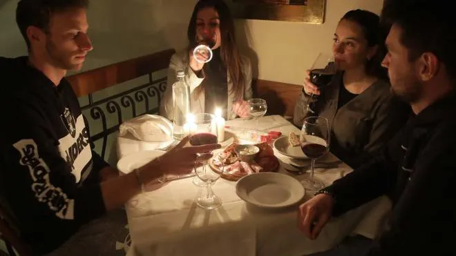 Una cena a lume di candela (foto Corelli)