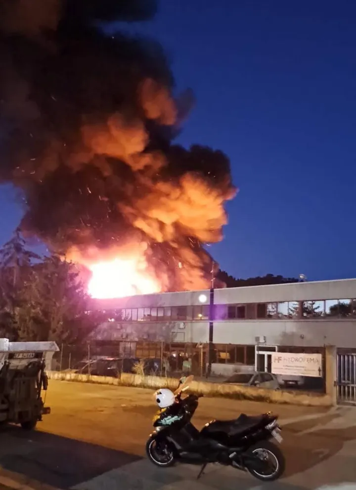 L’incendio in un deposito di monopattini sulla Valtesino