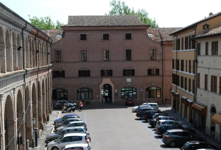 Il loggiato Aldobrandini si trova. nella piazza Felice Orsini di Meldola.I locali dati in concessione hanno un’estensione tra i 18 e i 20 metri quadrati