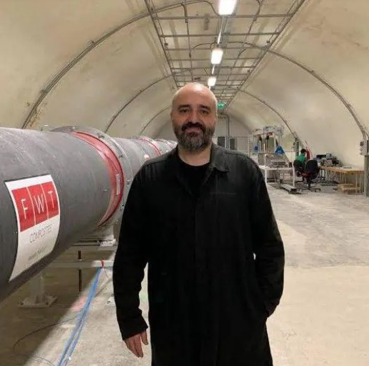 Il regista spagnolo Carlos Casas nel tunnel del laboratorio Ciclope