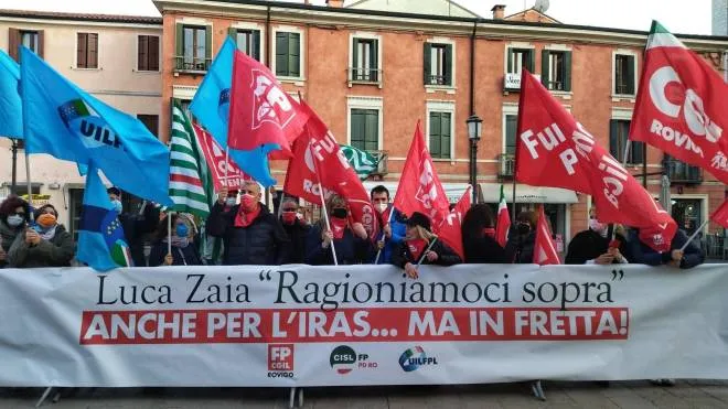 sindacati e lavoratori con striscione per Zaia sul tema dell'Iras 